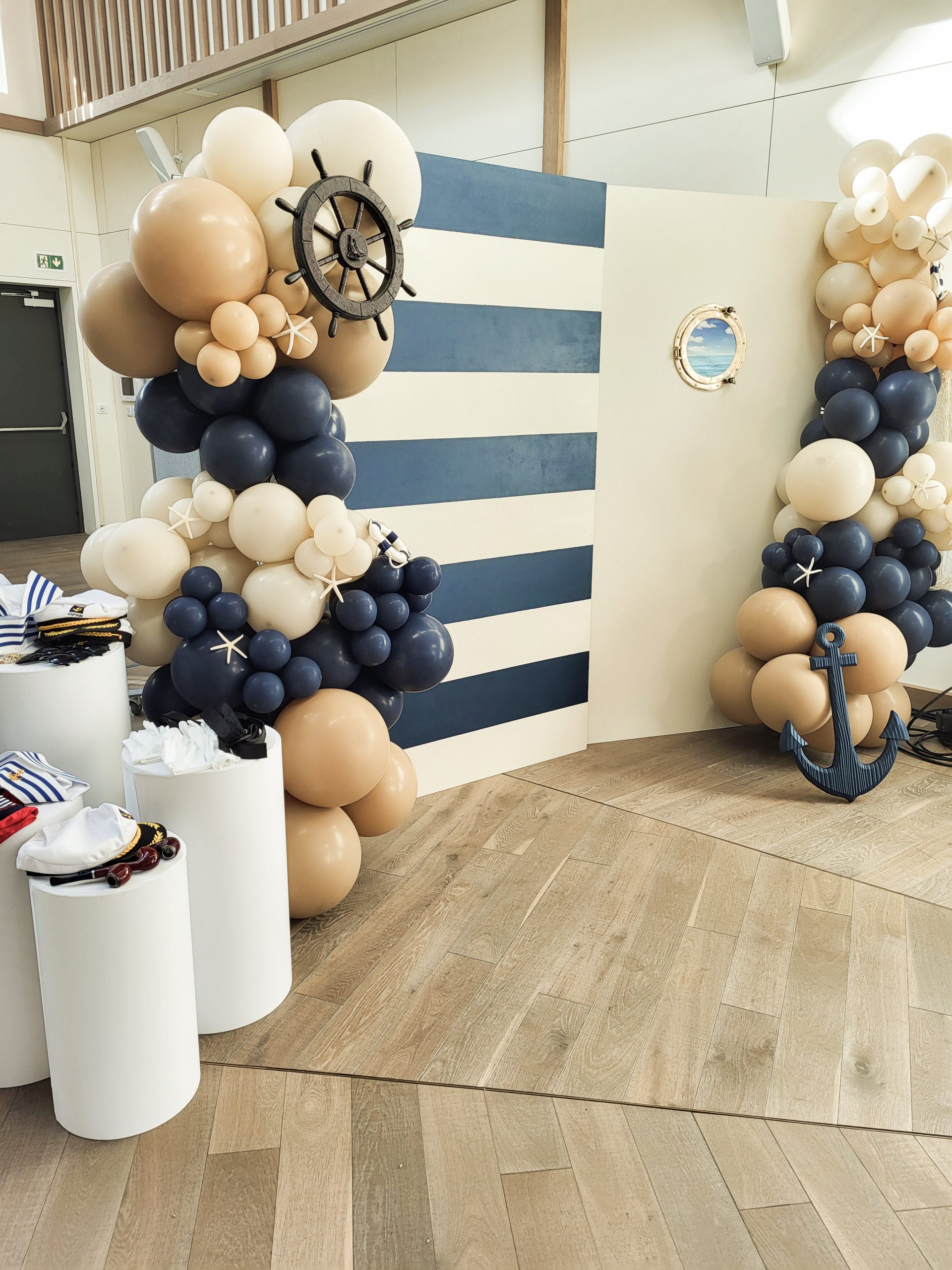 backdrop thèeme nautique et arche de ballons vannes