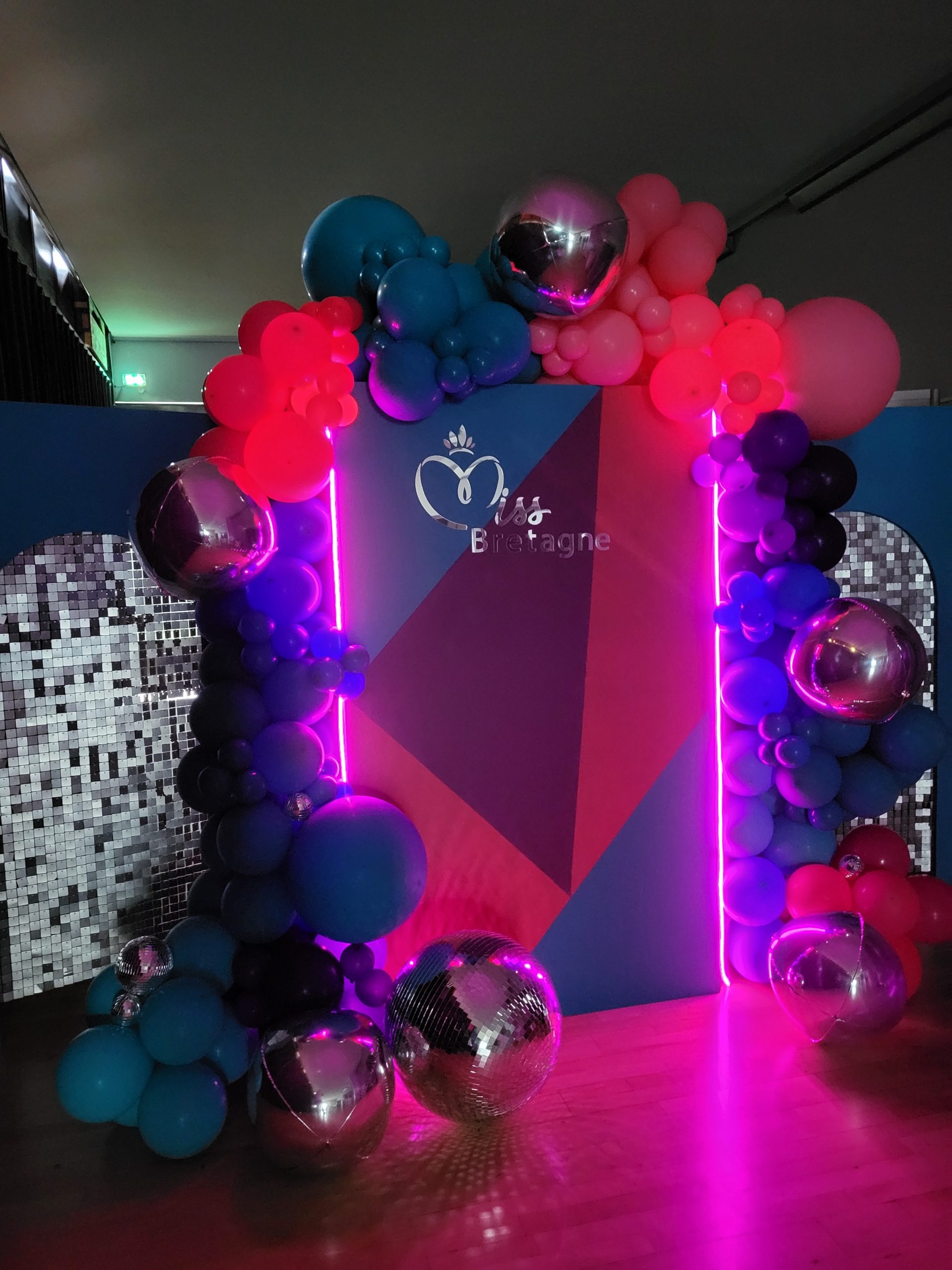decoration anniversaire avec ballons retro vannes
