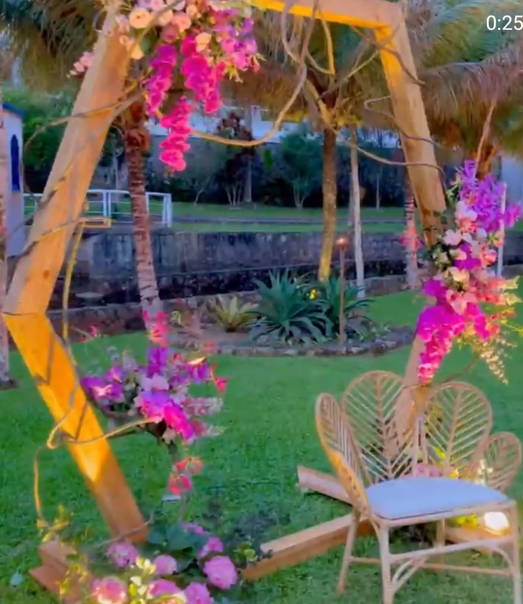 arche de mariage colorée avec fleurs en vannes