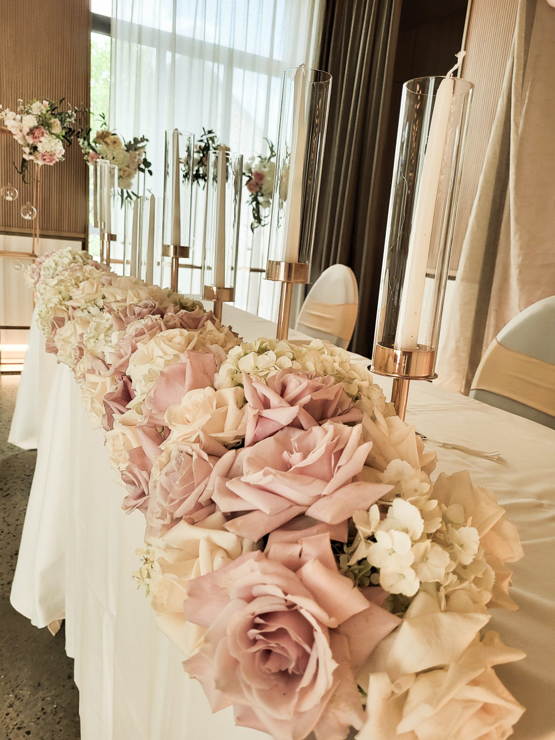 chemin de table en fleurs pour les mariages en bretagne