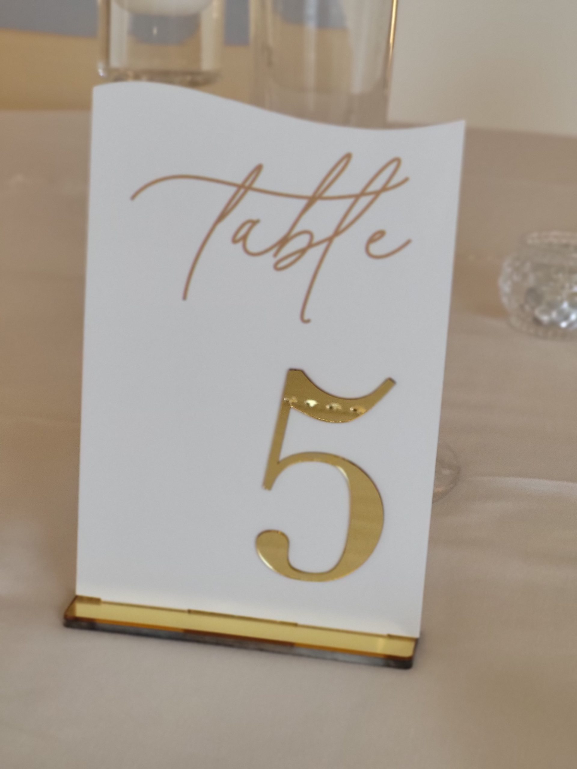 Numéro de table blanc et doré en bretagne